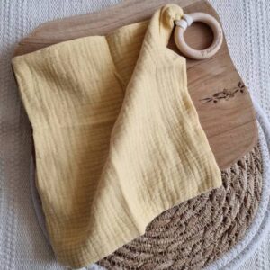 Knuffeldoekje met bijtring mosterdgeel